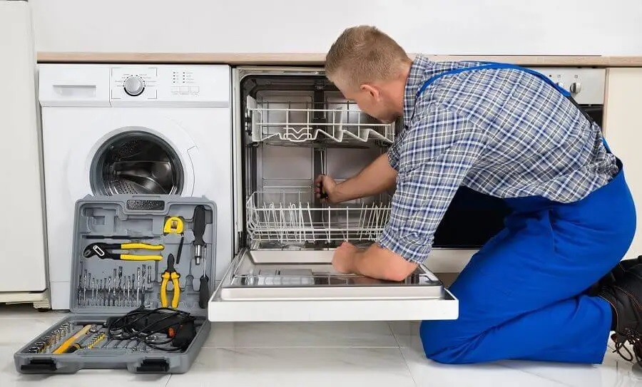Kazan Sharp servisi teknisyen ekibi beyaz eşya tamiri yaparken